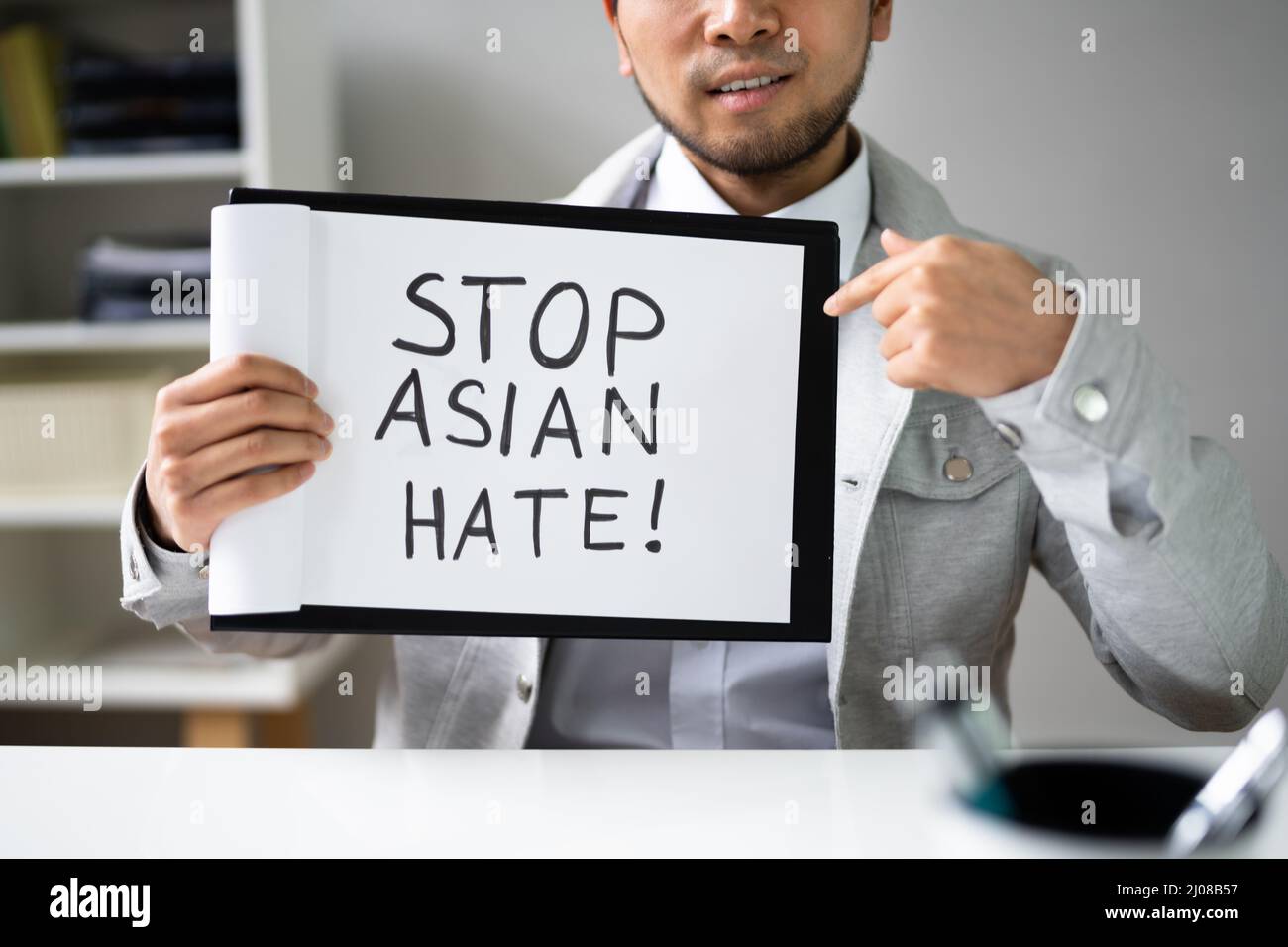 Stop Social Racism Banner. Vittima del crimine razziale Foto Stock