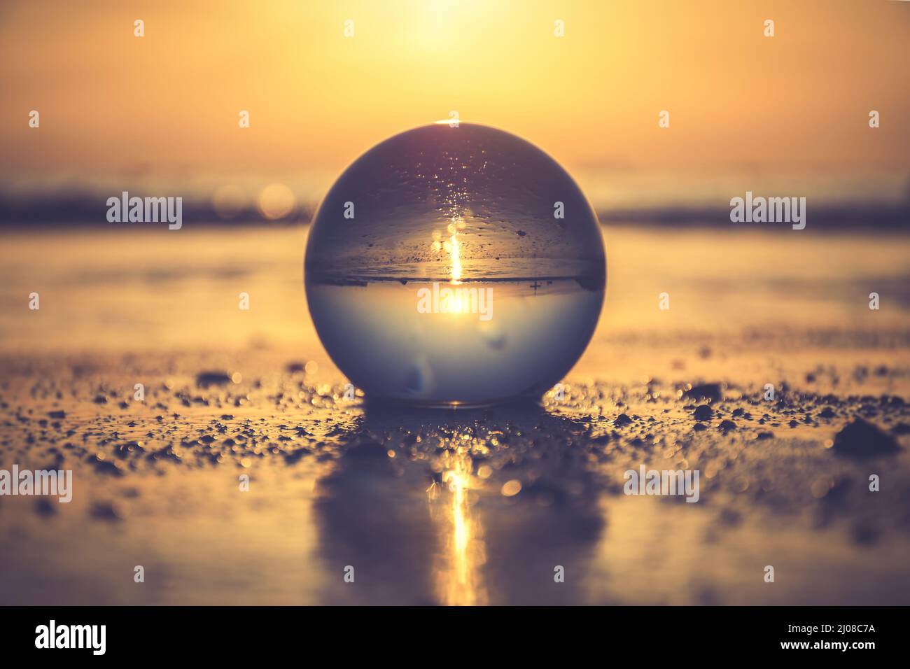 Idea astratta di mare di vacanza. Paesaggio marino tenuto in una sfera di vetro. Foto Stock