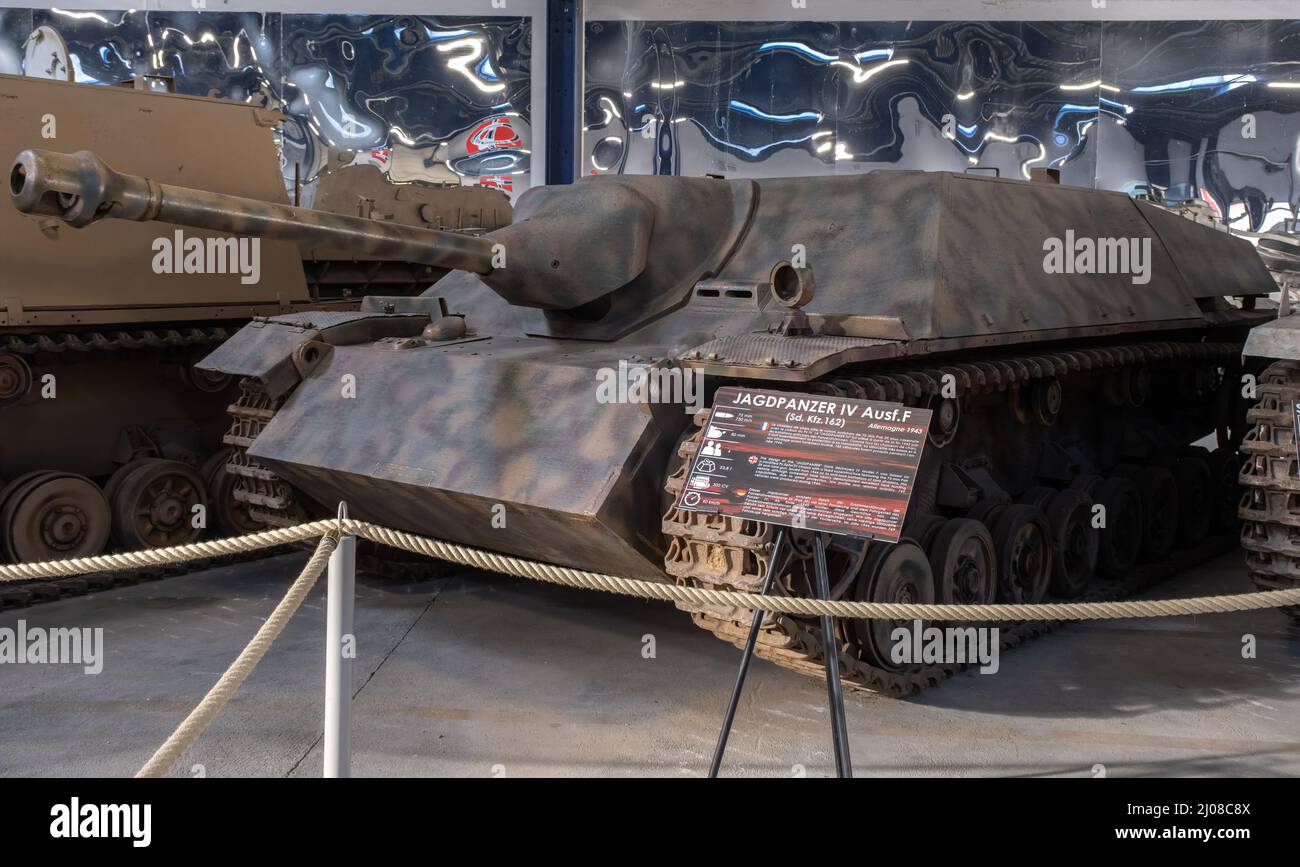 Saumur, Francia - 26 febbraio 2022: Tedesco Jagdpanzer IV Ausf. F (serbatoio demolitore SD. Kfz. 162). Museo del carro armato a Saumur (Musee des Blindes). Seconda wor Foto Stock