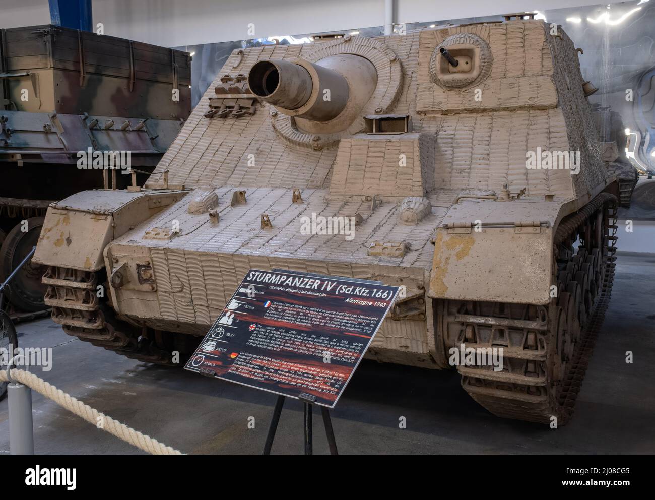 Saumur, Francia - 26 febbraio 2022: Tedesco Sturmpanzer IV (SD. Kfz. 166). Museo del carro armato a Saumur (Musee des Blindes). Mostra della seconda guerra mondiale. SEL Foto Stock