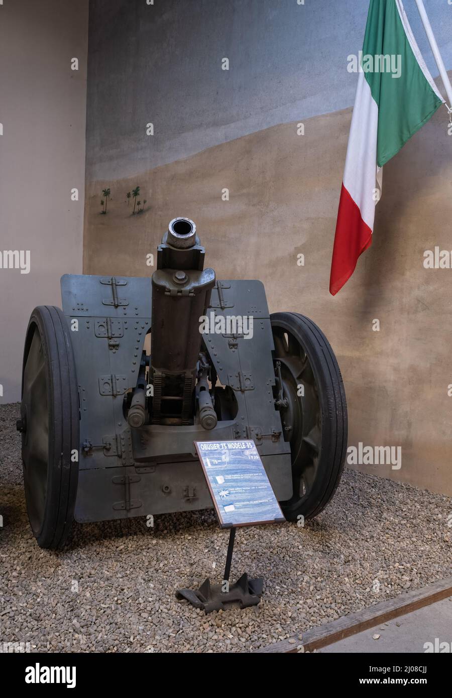 Saumur, Francia - 26 febbraio 2022: Howitzer 75 per l'artiglieria da campo italiana modello 35. Museo del carro armato a Saumur (Musee des Blindes). Mostra della seconda guerra mondiale Foto Stock