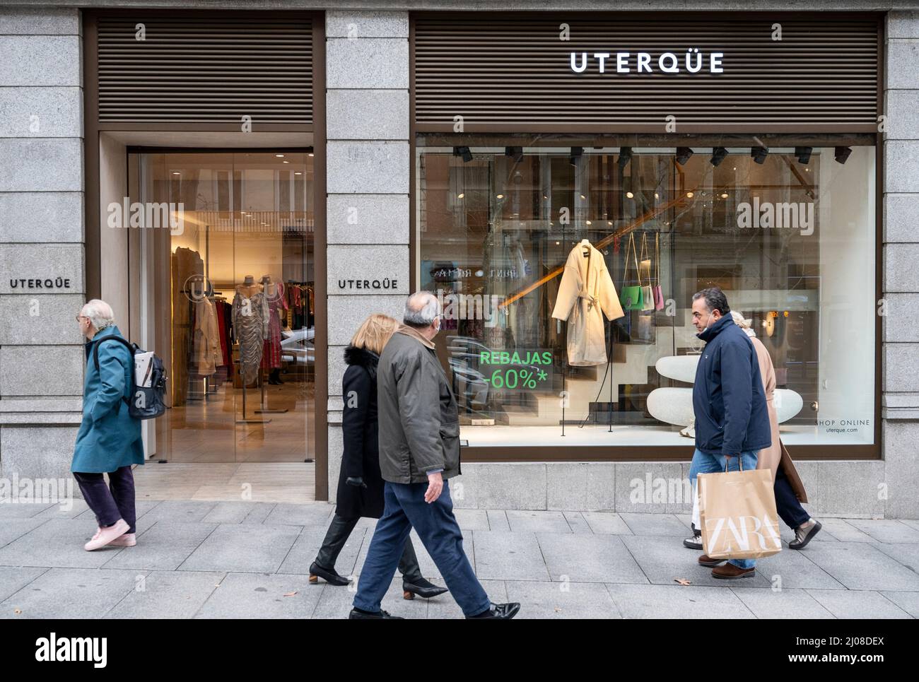 I pedoni passano davanti al marchio di abbigliamento e accessori di moda  spagnolo di proprietà del negozio del gruppo Inditex Uterqüe (Uterque) in  Spagna Foto stock - Alamy