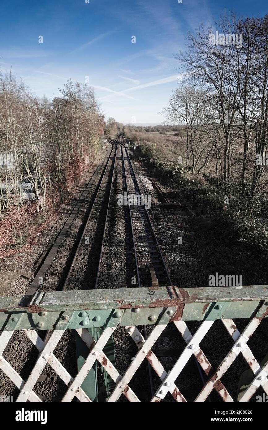 Linea ferroviaria vista dal tradizionale ponte pedonale in metallo Foto Stock