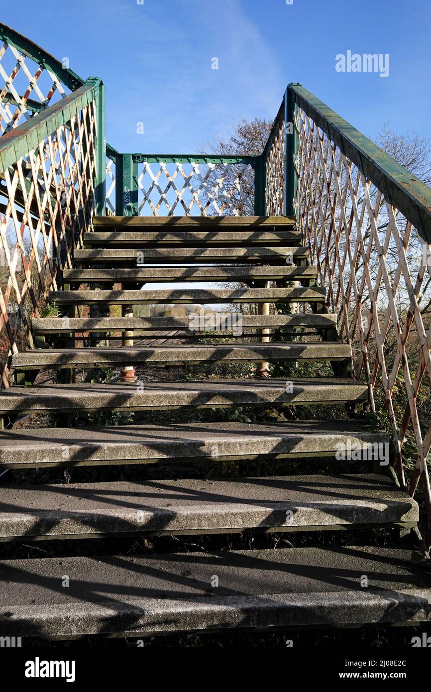 Dettaglio astratto dei gradini sul vecchio ponte ferroviario Foto Stock