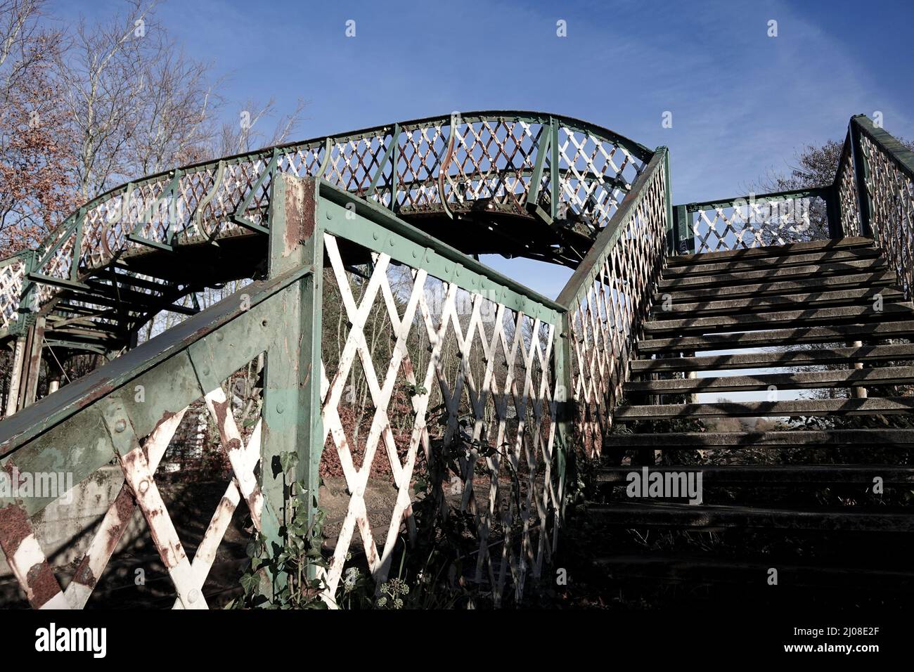 Tradizionale ponte pedonale ferroviario in metallo del Regno Unito Foto Stock