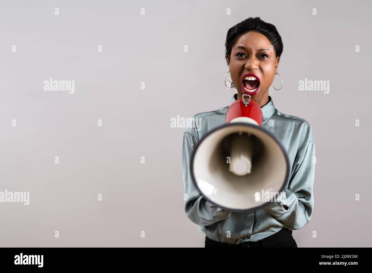 La gente Shout e Scream attraverso Megaphone per l'attenzione Foto Stock