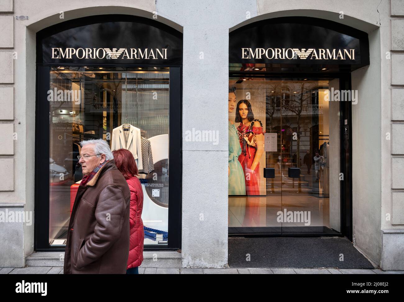 I pedoni passano accanto al negozio Emporio Armani marchio di moda italiano in Spagna. Foto di Xavi Lopez SOPA Images Sipa USA Foto stock Alamy