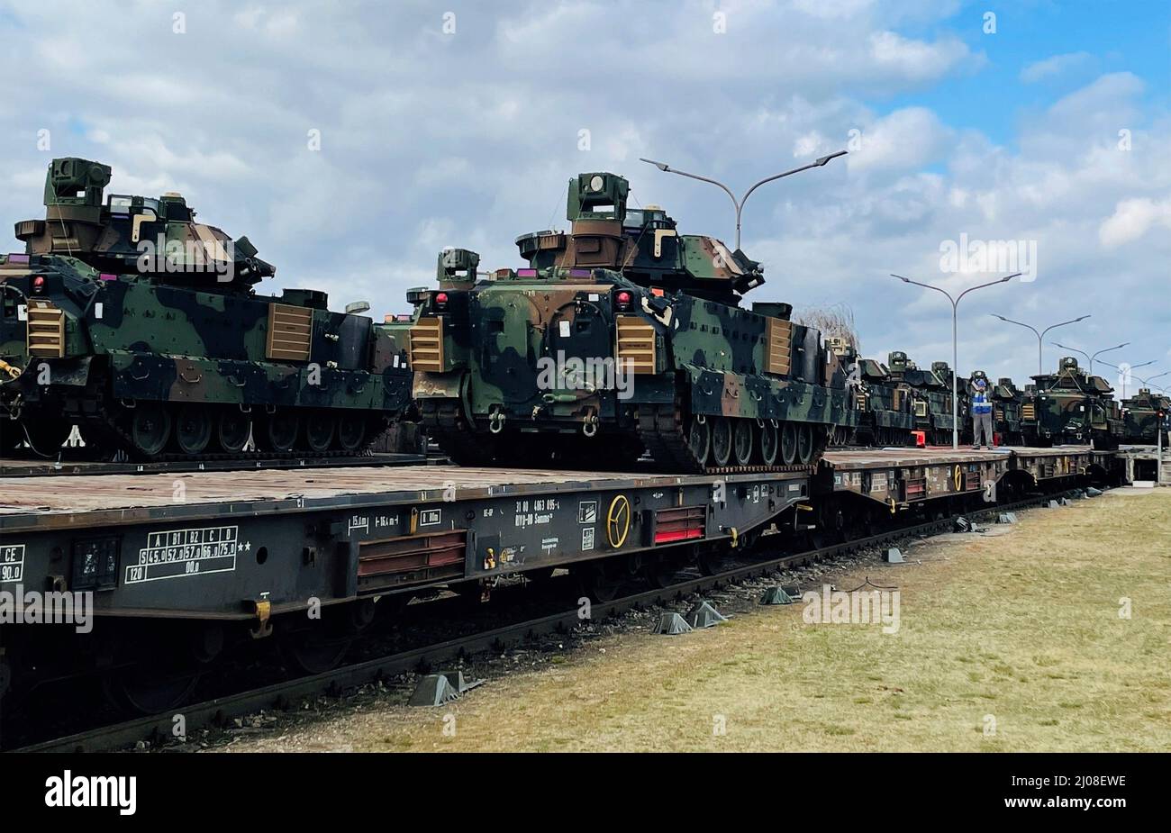 Mannheim, Germania. 16th Mar 2022. U.S. Army M2 i veicoli da combattimento per fanteria Bradley vengono caricati su una ferrovia tedesca presso il cantiere Coleman il 16 marzo 2022 a Mannheim, Germania. L'esercito degli Stati Uniti sta spostando un'intera brigata corazzata dagli stock preposizionati all'area di addestramento di Grafenwoehr mentre la NATO aumenta la sicurezza dopo l'invasione russa dell'Ucraina. Credit: Major Allan Laggui/United States Army/Alamy Live News Foto Stock