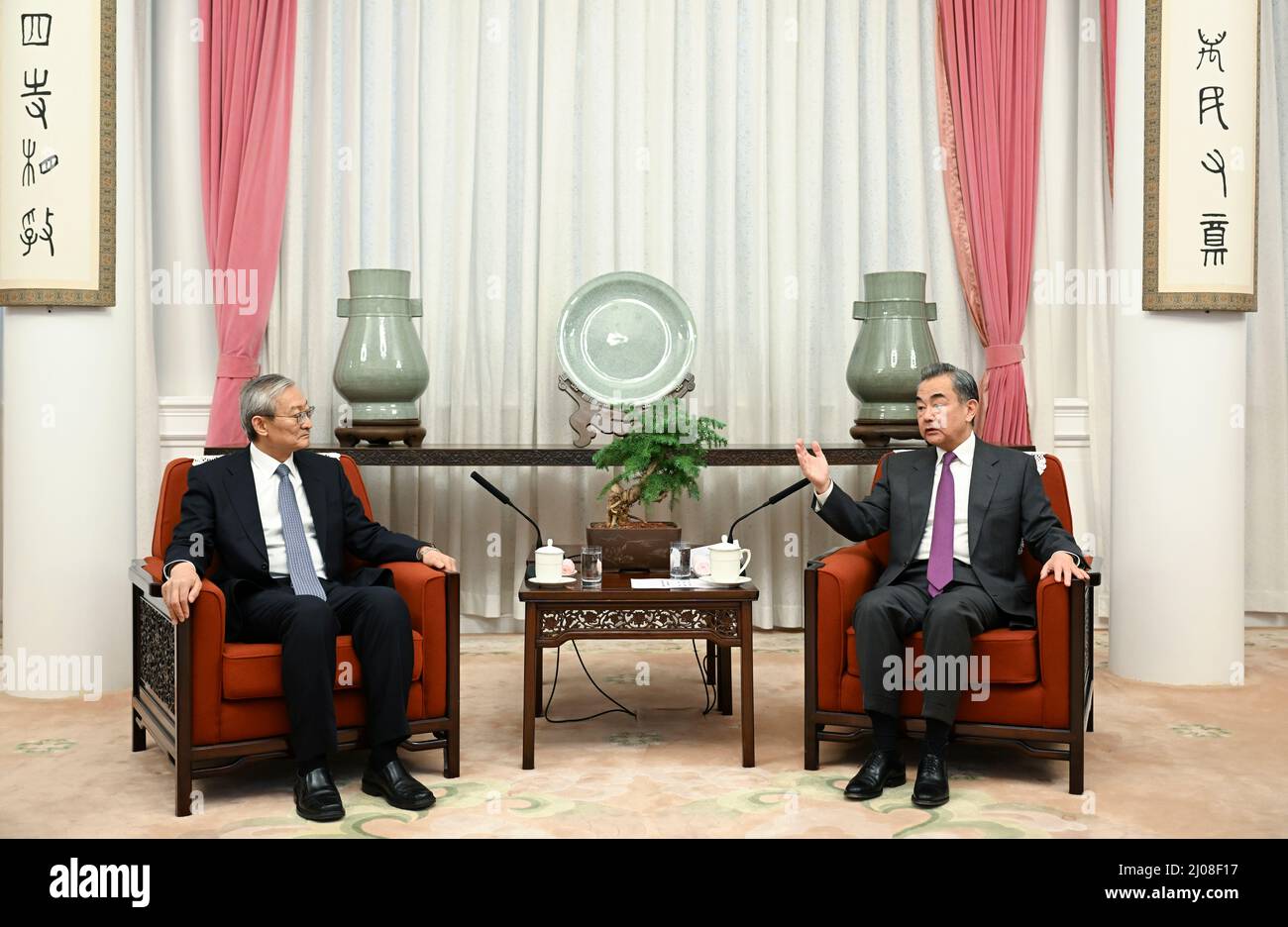 Pechino, Cina. 17th Mar 2022. Il Consigliere di Stato cinese e il Ministro degli Esteri Wang Yi incontra il Segretario generale dell'Organizzazione per la cooperazione di Shanghai Zhang Ming a Pechino, capitale della Cina, 17 marzo 2022. Credit: Zhang Ling/Xinhua/Alamy Live News Foto Stock