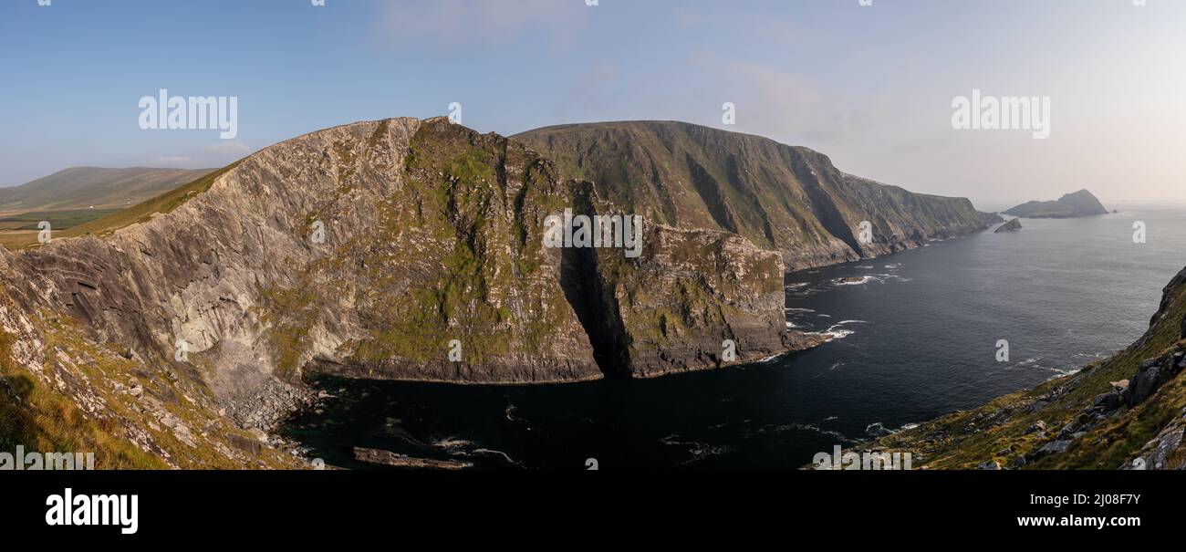 Le scogliere di Kerry sulla costa atlantica della contea di Kerry, Irlanda Foto Stock