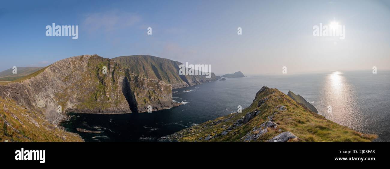Le scogliere di Kerry sulla costa atlantica della contea di Kerry, Irlanda Foto Stock