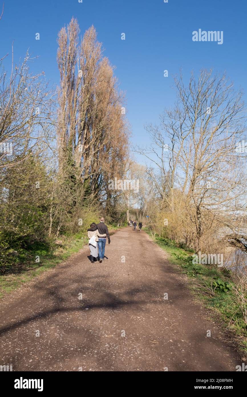 Una coppia eterosessuale che cammina lungo il Thames Path, Putney, Londra, Inghilterra, Regno Unito Foto Stock
