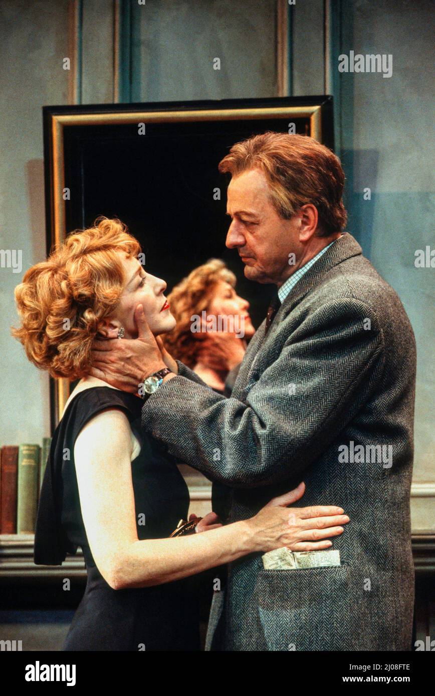 TABELLE SEPARATE di Terence Rattigan design: Carl Toms illuminazione: Alan Burrett regista: Peter Hall TAVOLO DALLA FINESTRA: Patricia Hodge (Anne Shankland), Peter Bowles (John Malcolm) The Peter Hall Company / Albery Theatre, Londra WC2 05/07/1993 Foto Stock