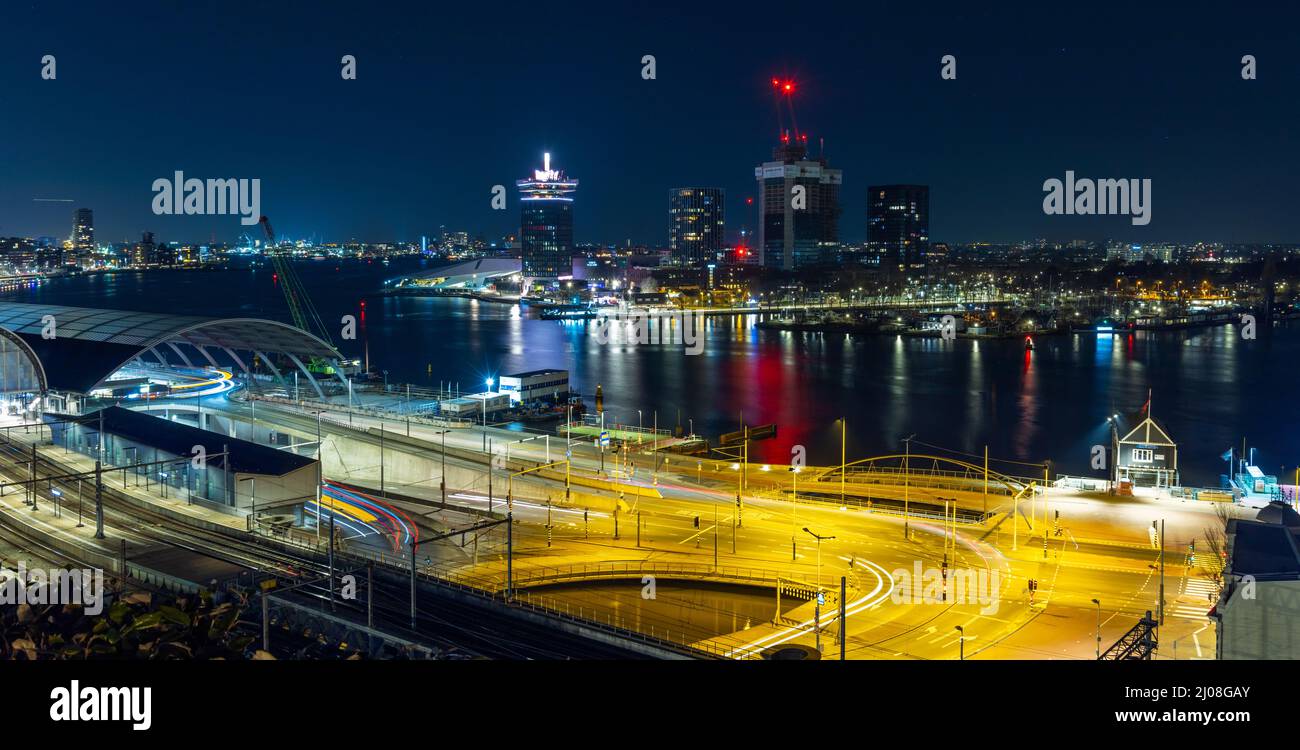 Stazione ferroviaria di Amsterdam dallo Sky Lounge di notte Foto Stock