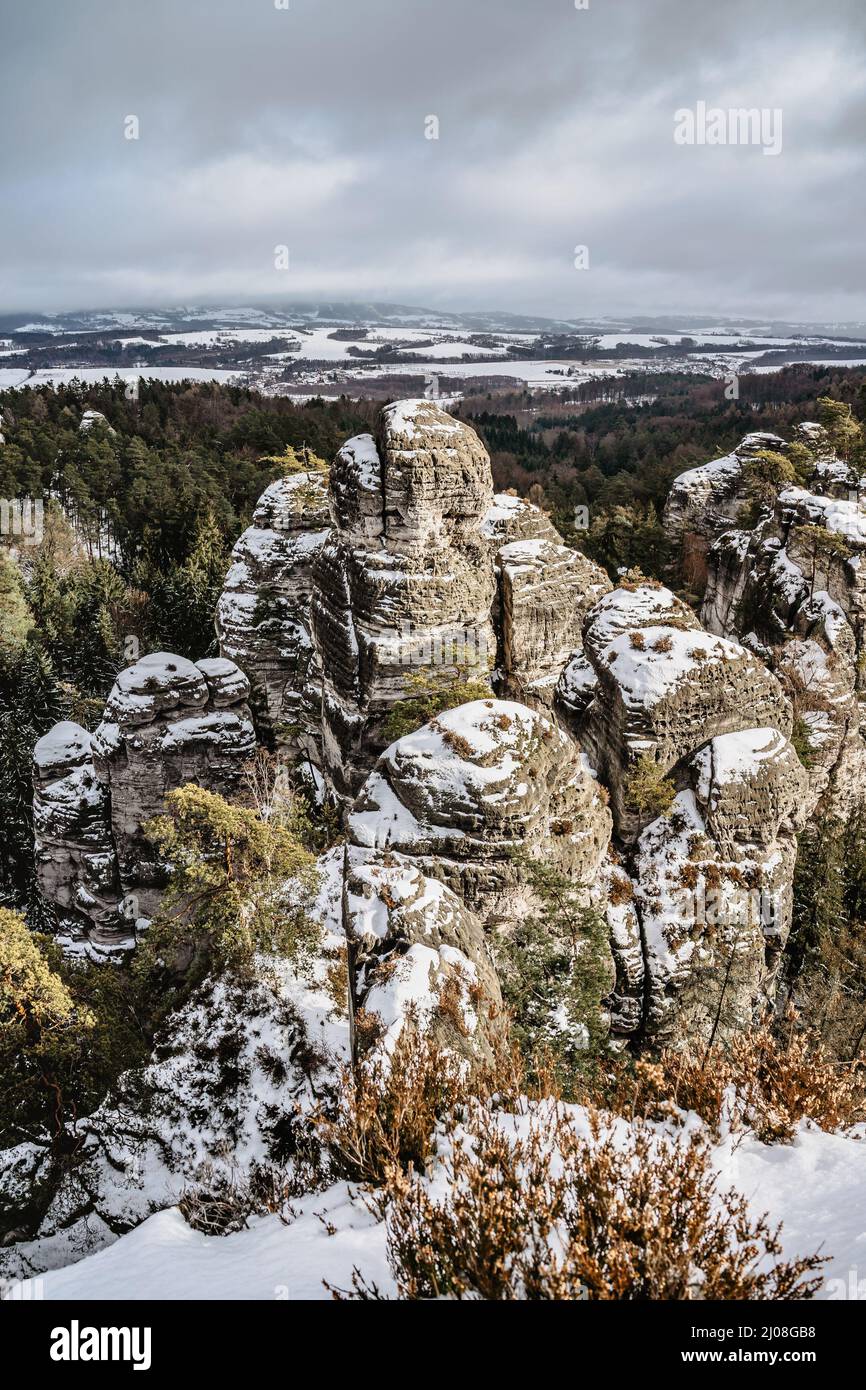 Area paesaggio protetta di Cesky raj, Bohemian Paradise, bella vista invernale di formazioni rocciose calcaree locali.Gorge Rock, sentieri escursionistici.Climbing Foto Stock