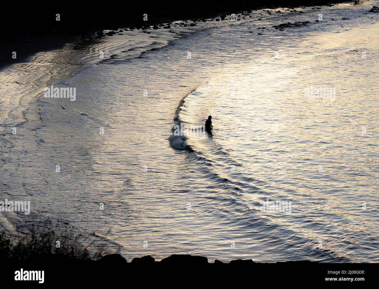 Solitario nuotatore di mare con silhouette Foto Stock