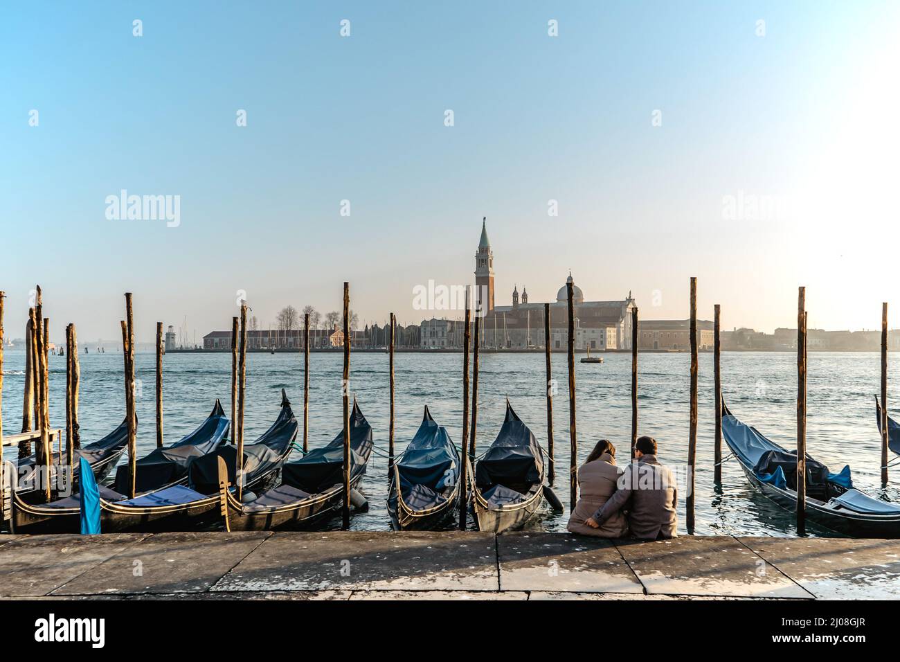 Coppia in amore avendo data a Venezia, Italy.Famous canale e gondole tradizionali, chiesa di San Giorgio maggiore in background.stile di vita città veneziana, tra Foto Stock