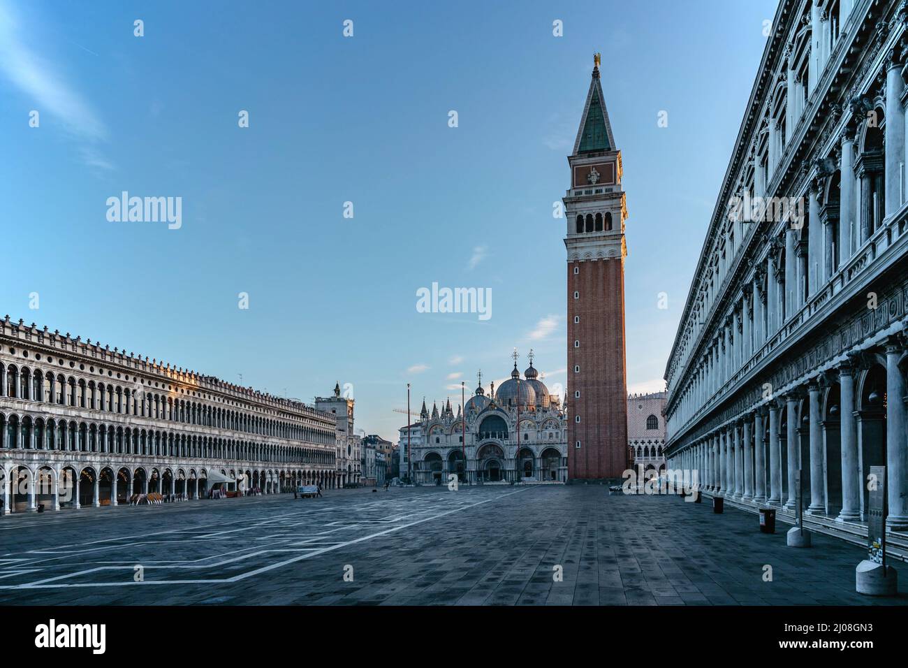 Famosa Piazza San Marco vuota con la Basilica di San Marco e il Campanile all'alba, Venezia, Italia. Mattina presto alla popolare destinazione turistica. Mondo Foto Stock