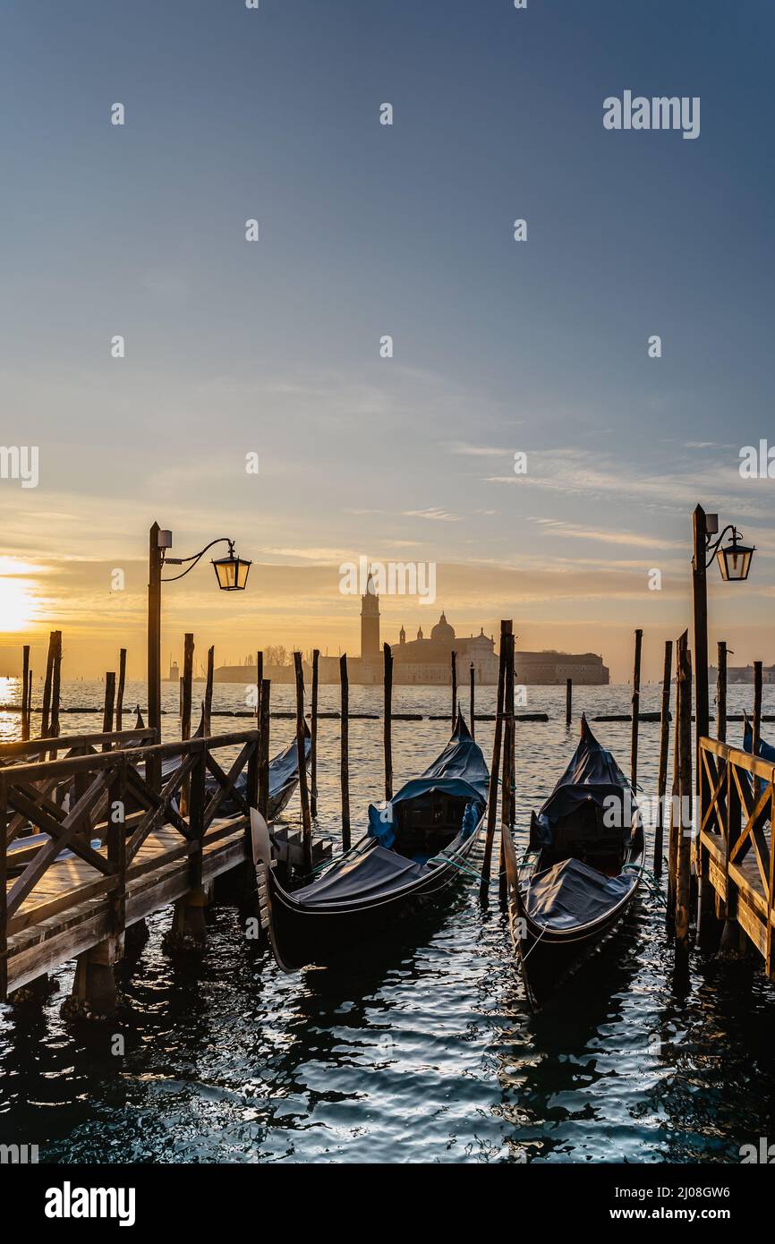 Venezia,Italy.Famous Canal and traditional gondolas,San Giorgio maggiore Church in background.Venetian city lifestyle,Travel scenografie.Architecture and l Foto Stock
