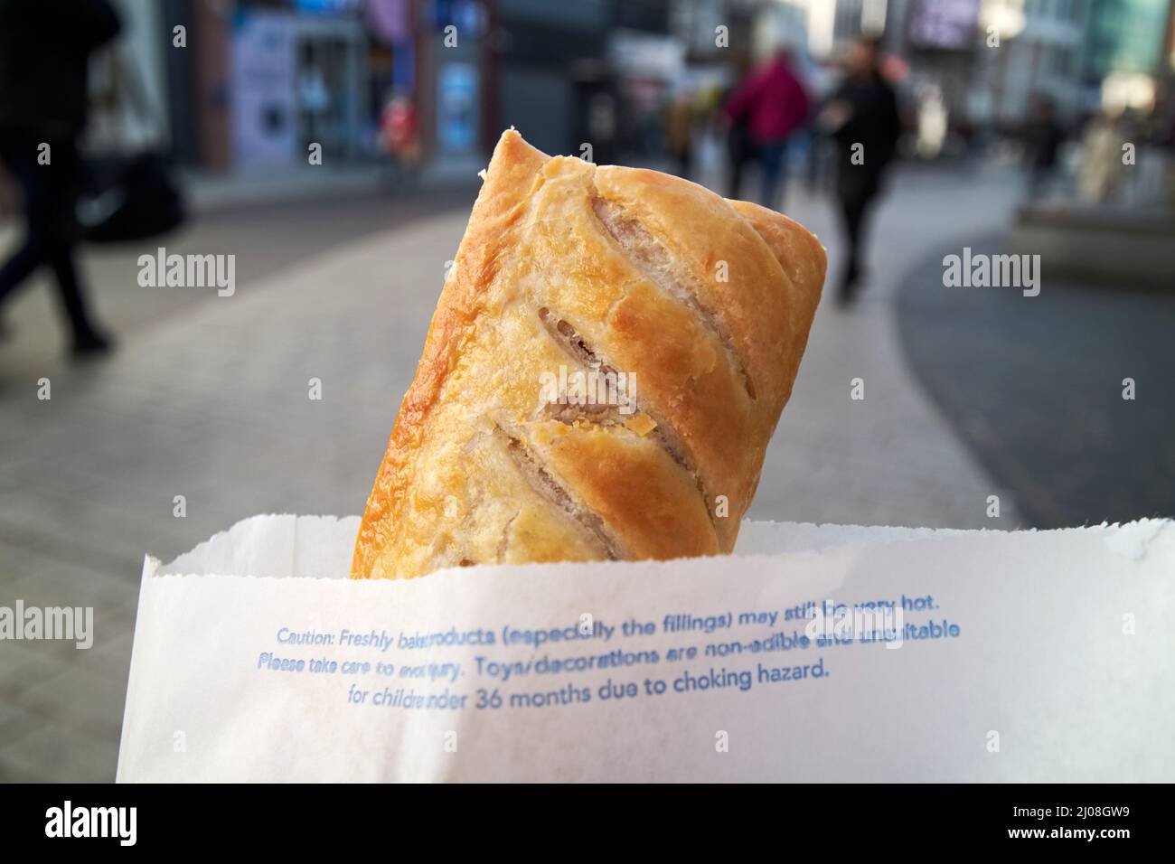 greggs sausage roll on the move liverpool, inghilterra, regno unito Foto Stock