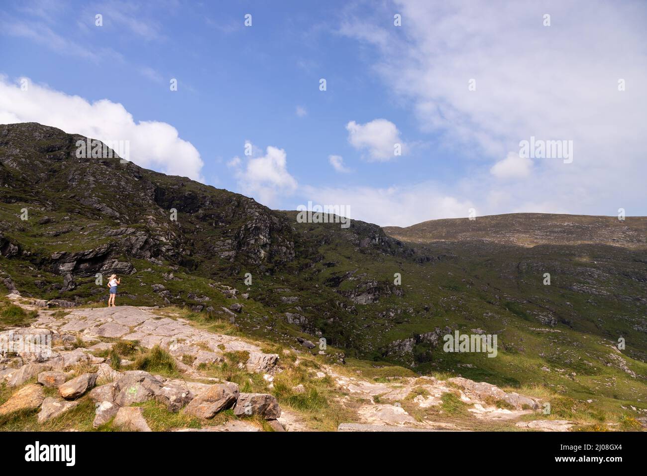 Donna al Gap di Dunloe, Contea di Kerry, Irlanda Foto Stock