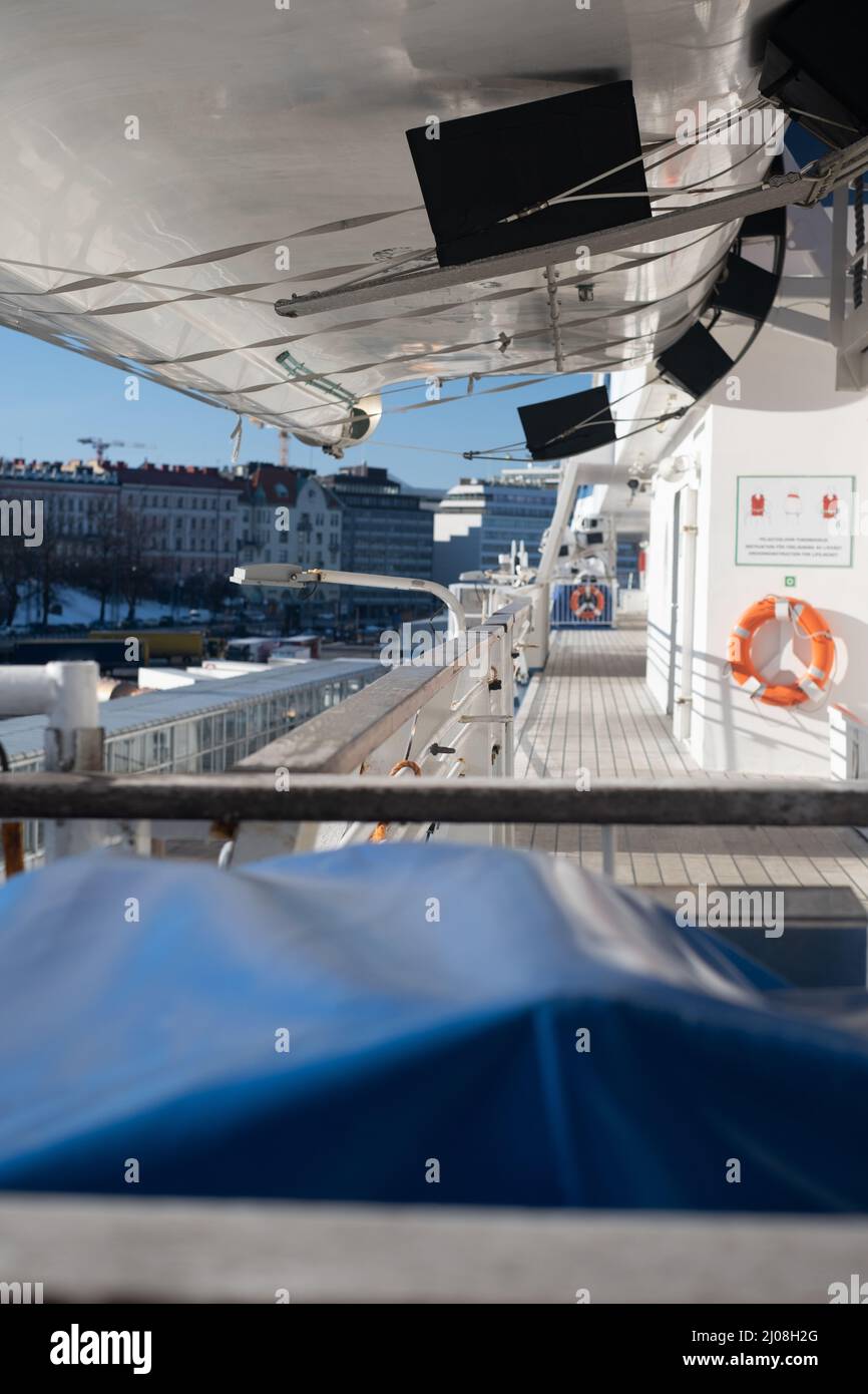 Helsinki / Finlandia - 14 MARZO 2022: Primo piano di una poppa di un grande traghetto passeggeri. Una passeggiata esterna a piedi di una nave da crociera. Foto Stock