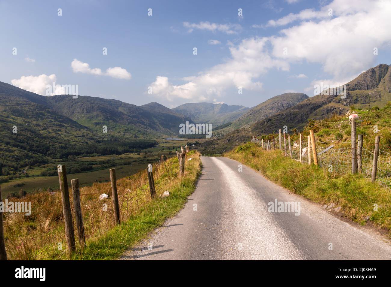 Strada attraverso il Gap di Dunloe, Contea di Kerry, Irlanda Foto Stock