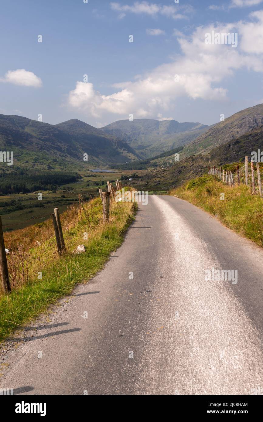 Strada attraverso il Gap di Dunloe, Contea di Kerry, Irlanda Foto Stock