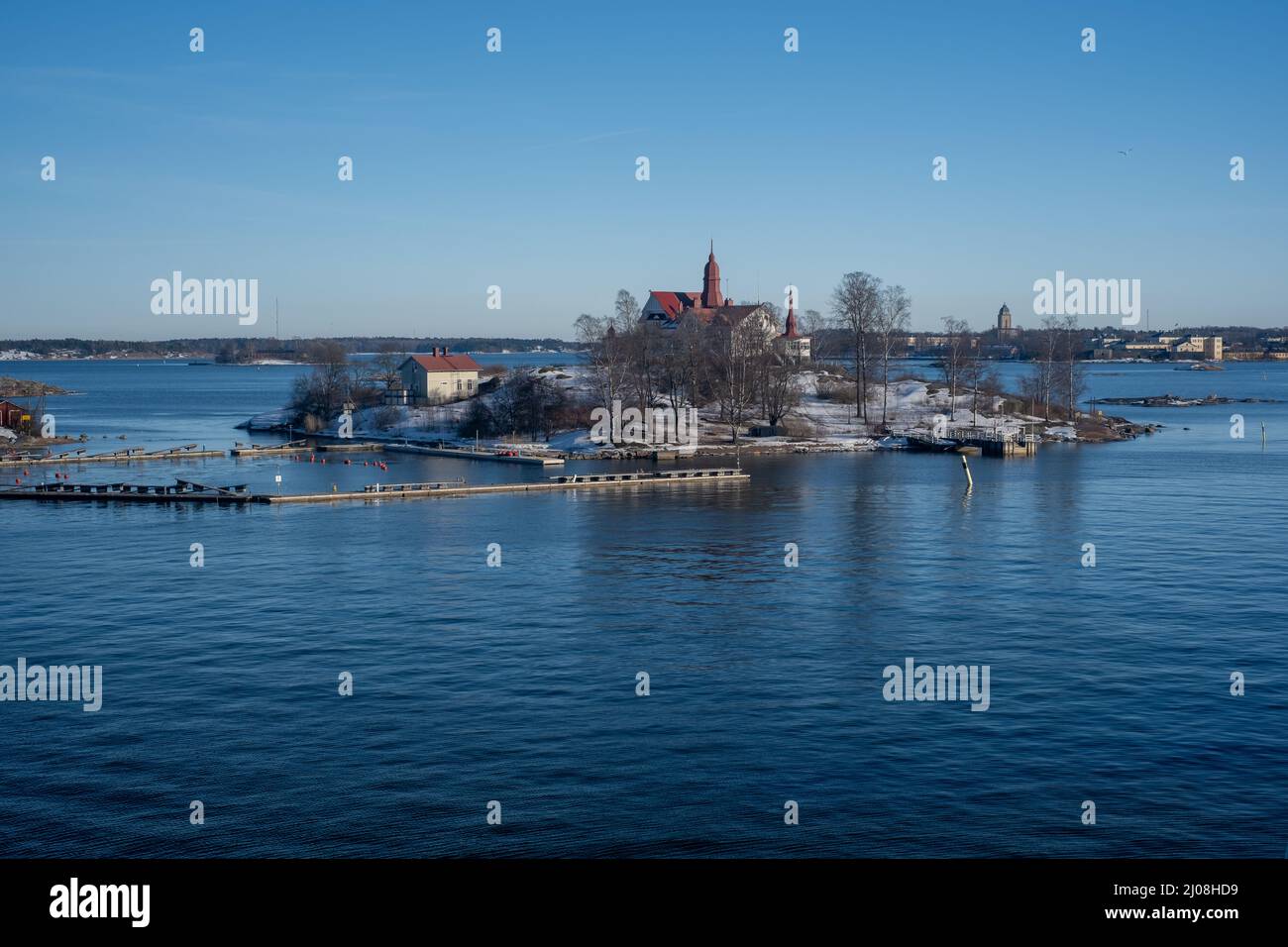 Helsinki / Finlandia - 14 MARZO 2022: Vista dal porto sud verso il mare. Un antico palazzo nel mezzo di Helsinki. Foto Stock