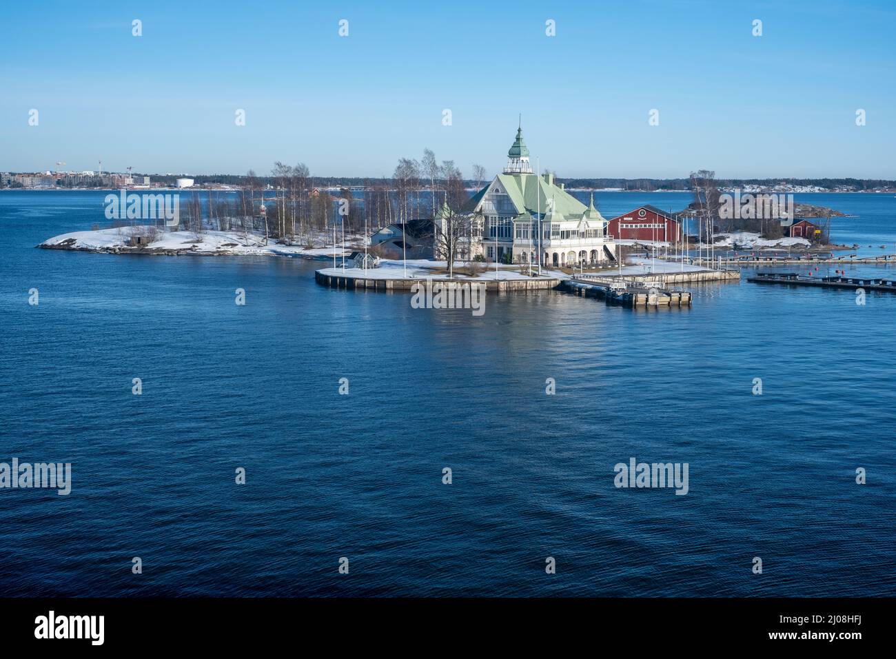 Helsinki / Finlandia - 14 MARZO 2022: Vista dal porto sud verso il mare. Un antico palazzo nel mezzo di Helsinki. Foto Stock
