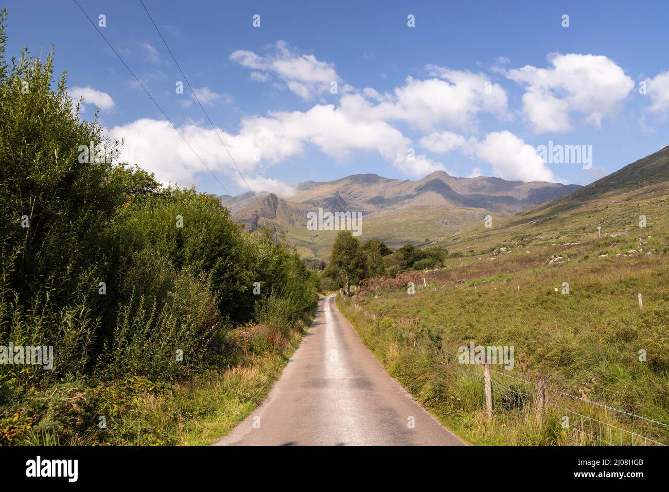 Strada attraverso il Gap di Dunloe, Contea di Kerry, Irlanda Foto Stock