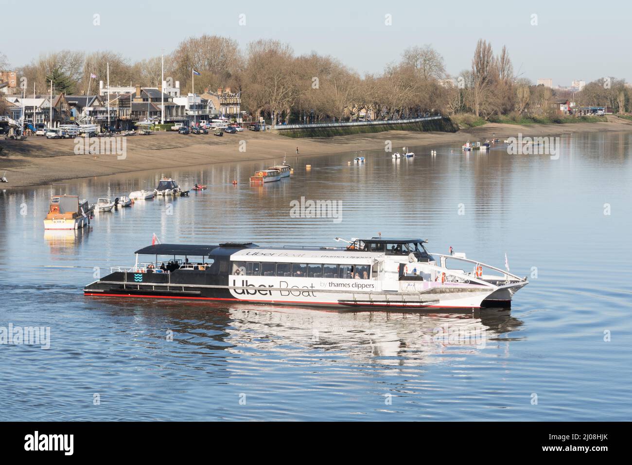 Un Clipper per Uber Boat Thames con partenza da Putney Pier, Putney, nel sud-ovest di Londra, Inghilterra, Regno Unito Foto Stock