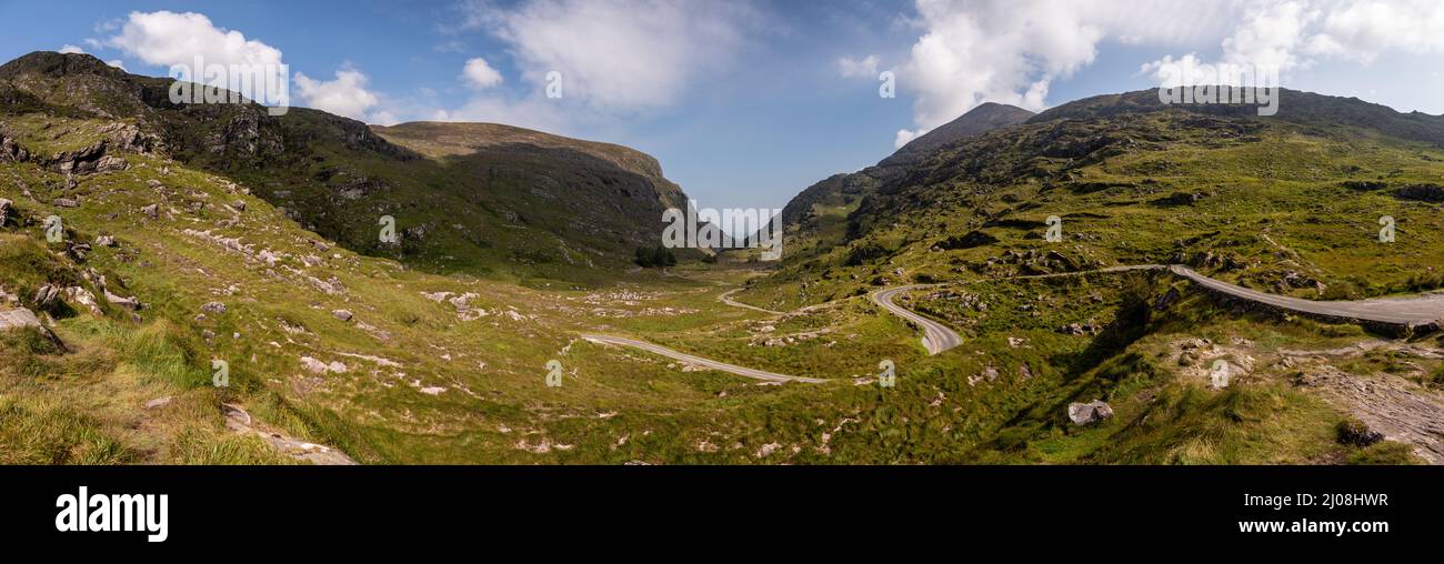 Strada attraverso il Gap di Dunloe, Contea di Kerry, Irlanda Foto Stock