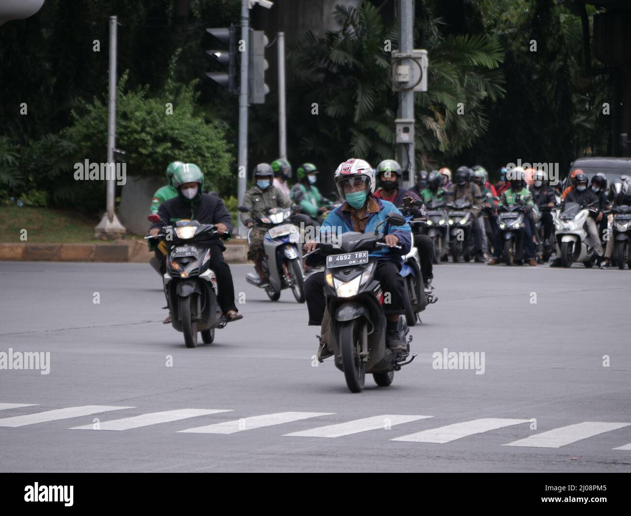 Giacarta, Indonesia - 7 marzo 2022: Traffico su autostrade dominate da motociclette Foto Stock