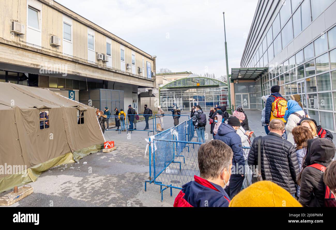Linea di visitatori per la Fiera di Zagabria la vaccinazione del Covid a Zagabria, Croazia. Vaccino Covid-19 a Zagabria Fiera gratuita per visitatori da tutto il mondo Foto Stock