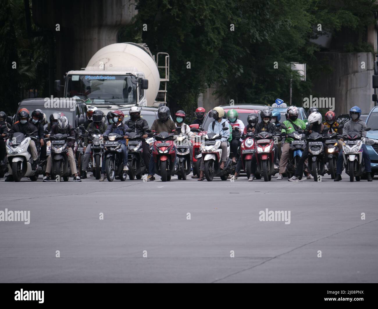 Giacarta, Indonesia - 7 marzo 2022: Traffico su autostrade dominate da motociclette Foto Stock