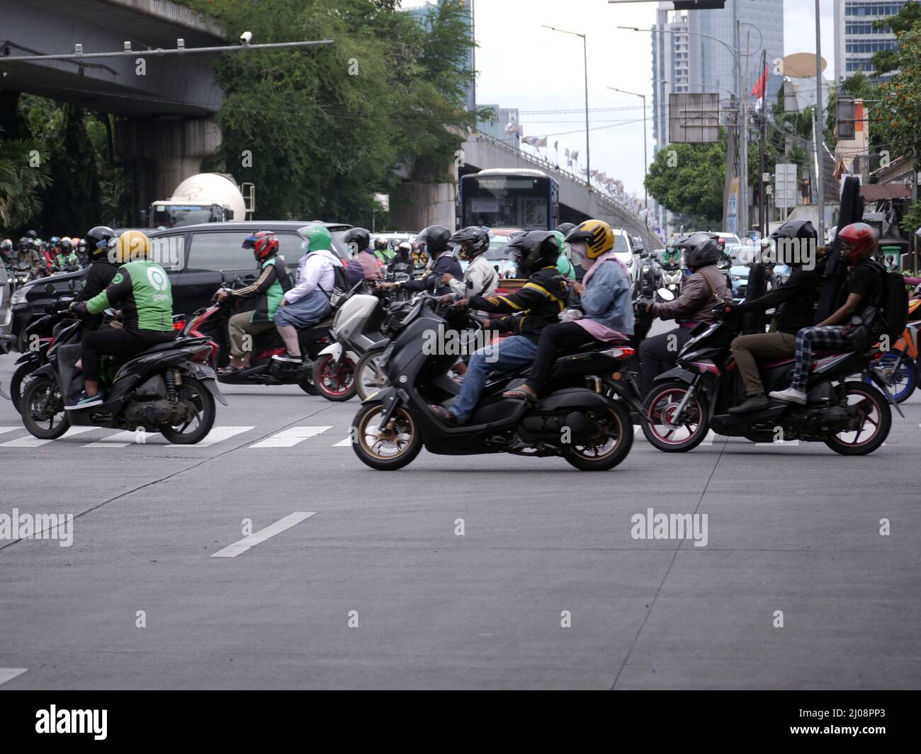 Giacarta, Indonesia - 7 marzo 2022: Traffico su autostrade dominate da motociclette Foto Stock