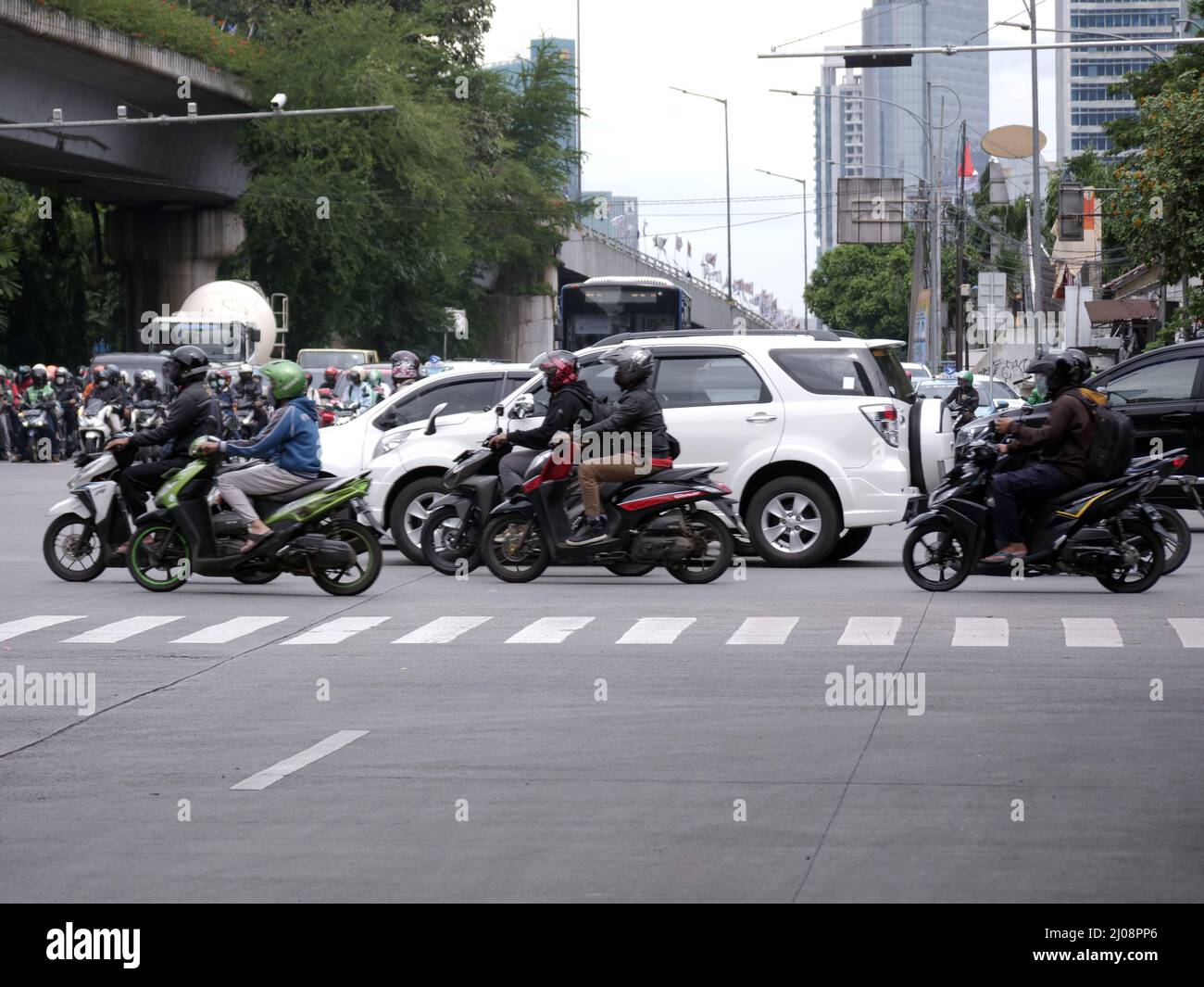 Giacarta, Indonesia - 7 marzo 2022: Traffico su autostrade dominate da motociclette Foto Stock