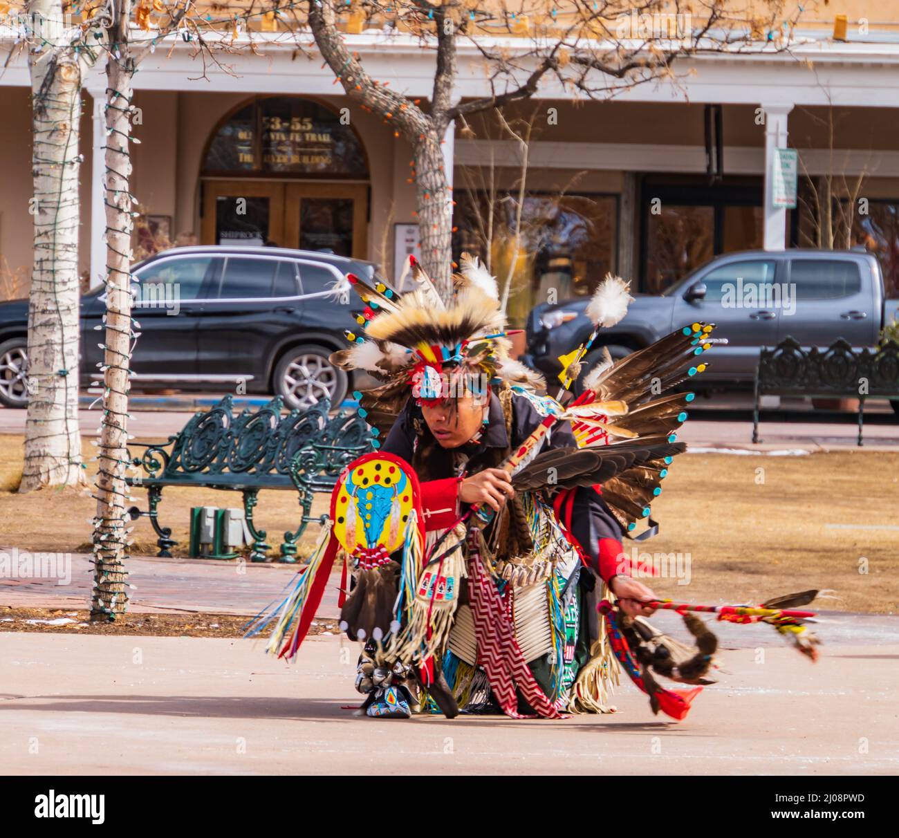 Santa Fe, New Mexico/USA- 25 febbraio 2022: Ballerina indigena indigena americana in costume tradizionale al Plaza Foto Stock