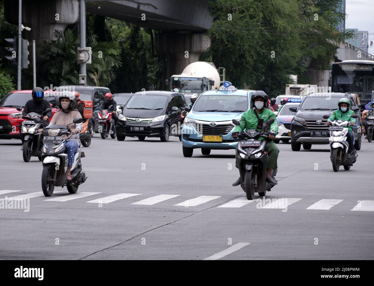 Giacarta, Indonesia - 7 marzo 2022: Traffico su autostrade dominate da motociclette Foto Stock