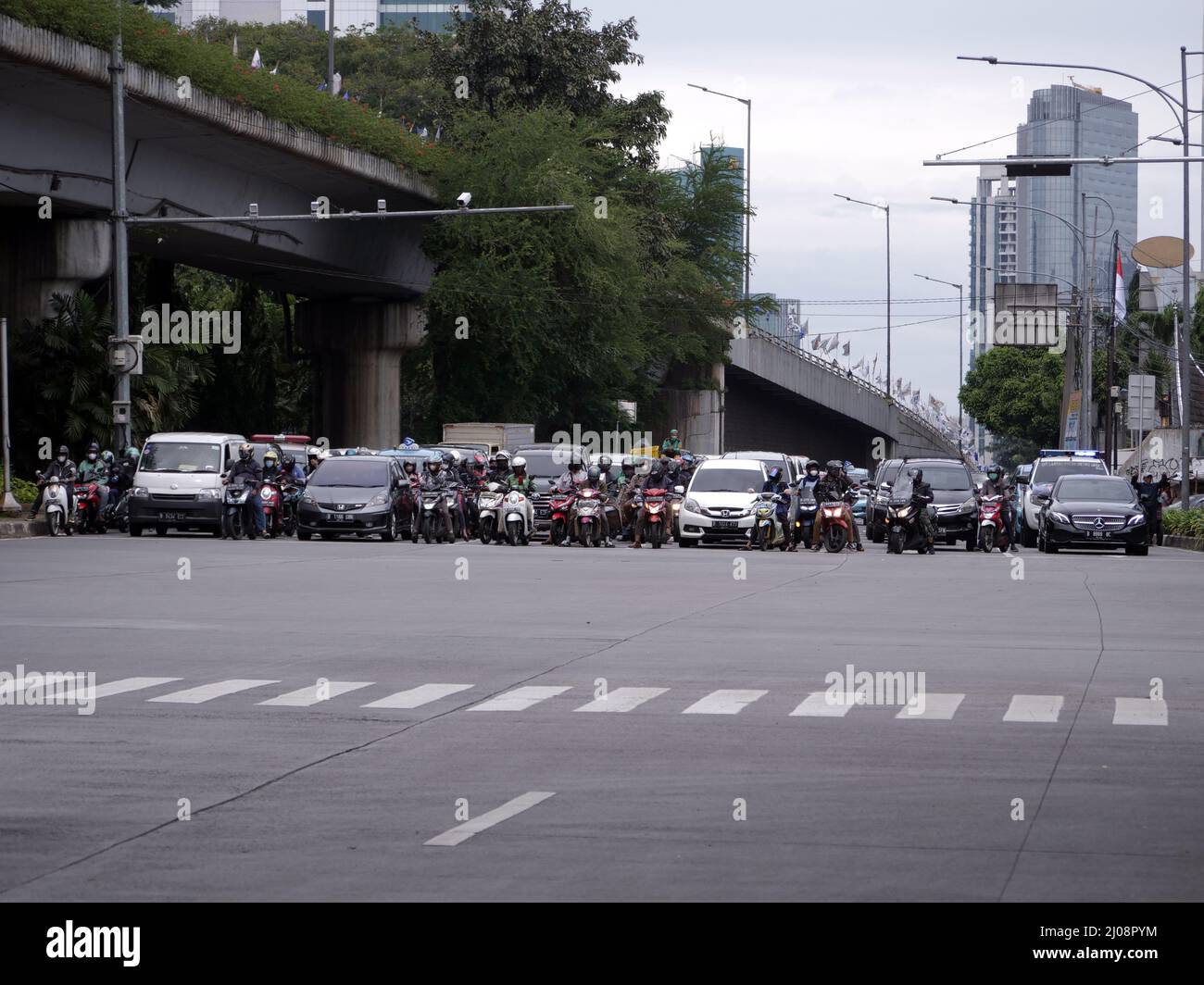Giacarta, Indonesia - 7 marzo 2022: Traffico su autostrade dominate da motociclette Foto Stock