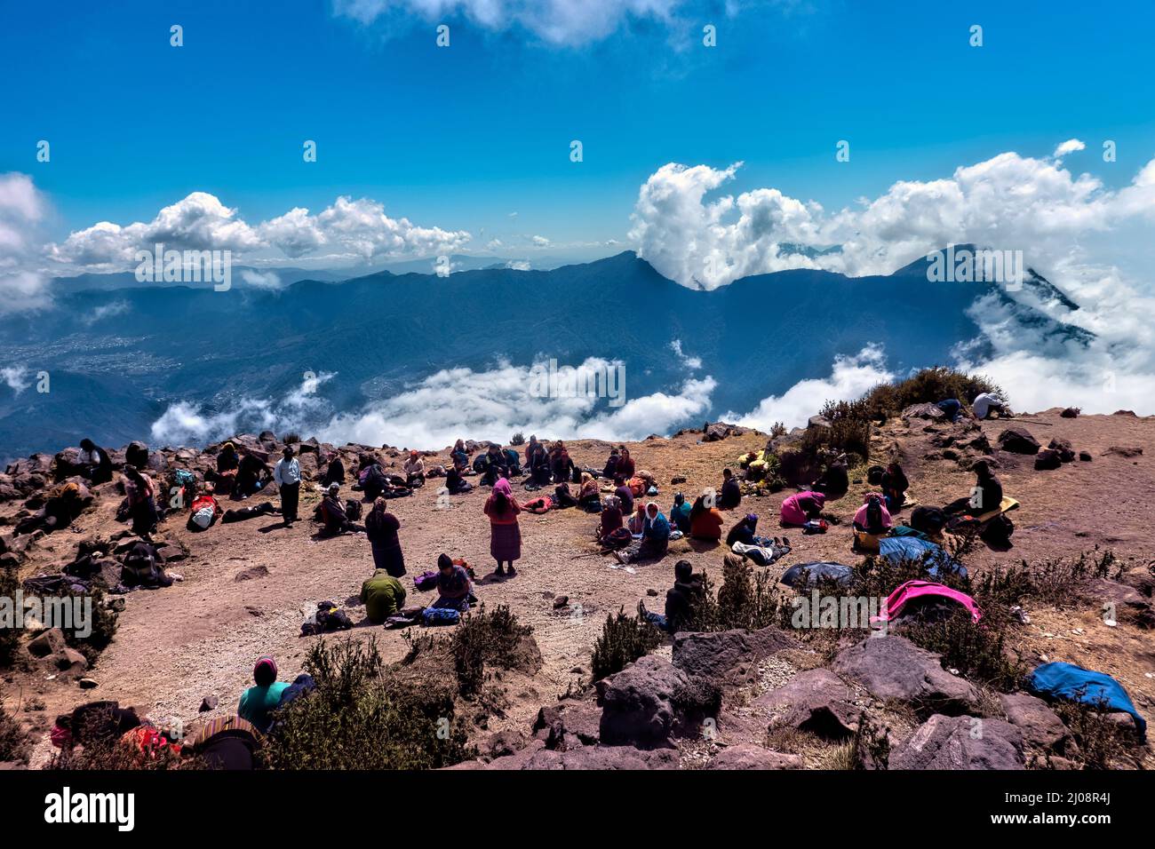 Cerimonia di culto maya in cima al vulcano di Santa Maria, Quetzaltenango, Guatemala Foto Stock