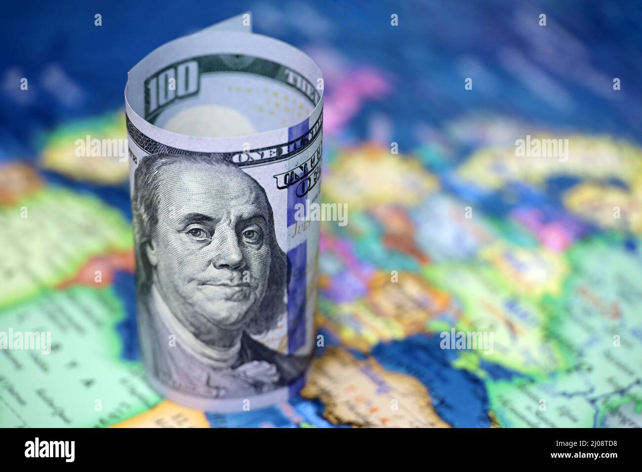 Dollari AMERICANI sullo sfondo della mappa politica europea. Concetto di commercio tra gli Stati Uniti e l'Unione europea, tasso di cambio, turismo Foto Stock