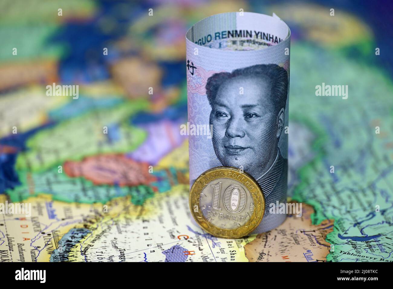 Lo yuan cinese e la moneta russa rubano sulla mappa. Concetto di cooperazione economica tra la Cina e la Russia, tasso di cambio Foto Stock
