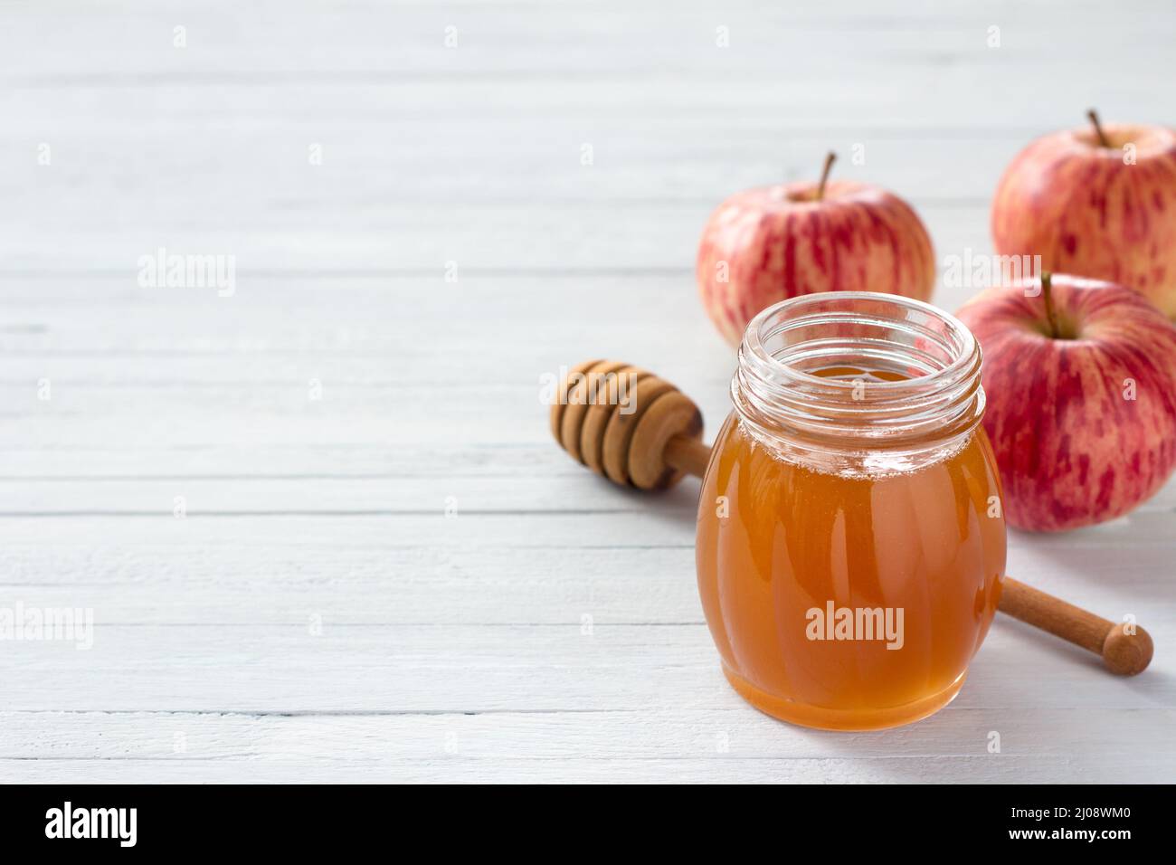 Mele e miele su sfondo ligneo per il nuovo anno ebraico rosh hashanah Foto Stock