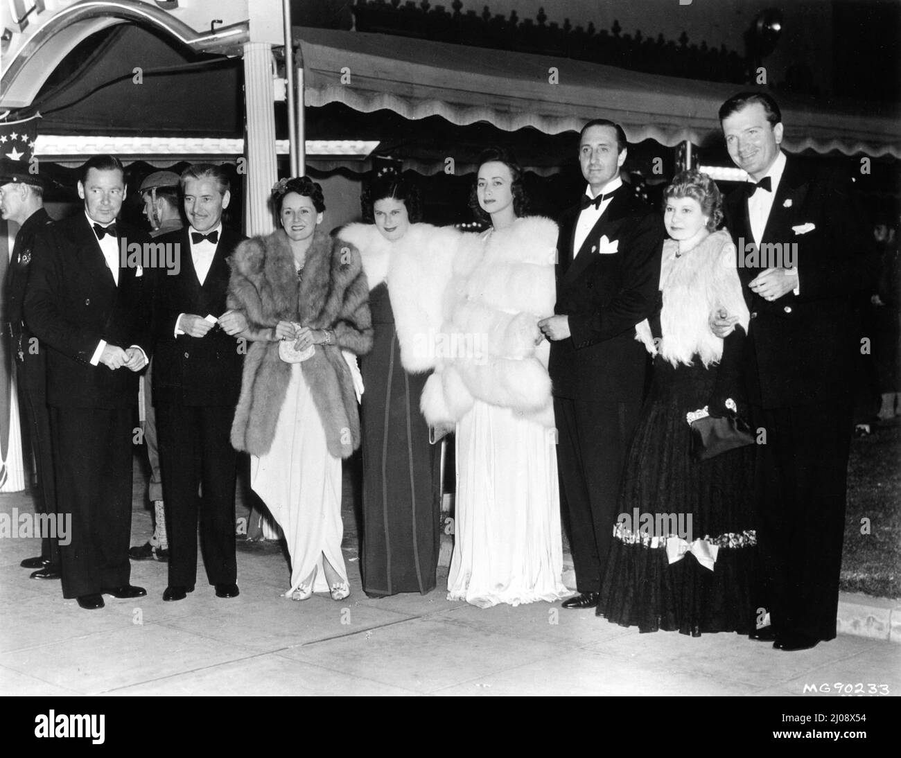 HERBERT MARSHALL RONALD COLMAM sua moglie BENITA HUME LEE RUSSELL BASIL RATHBONE e sua moglie OUIDA RATHBONE e JOHN LODER alla Hollywood Premiere di Greer Garson e Walter Pidgeon in MRS. MINIVER diretto da William Wyler al Carthay Circle Theatre di Los Angeles il 22nd luglio 1942 Pubblicità per Metro Goldwyn Mayer Foto Stock