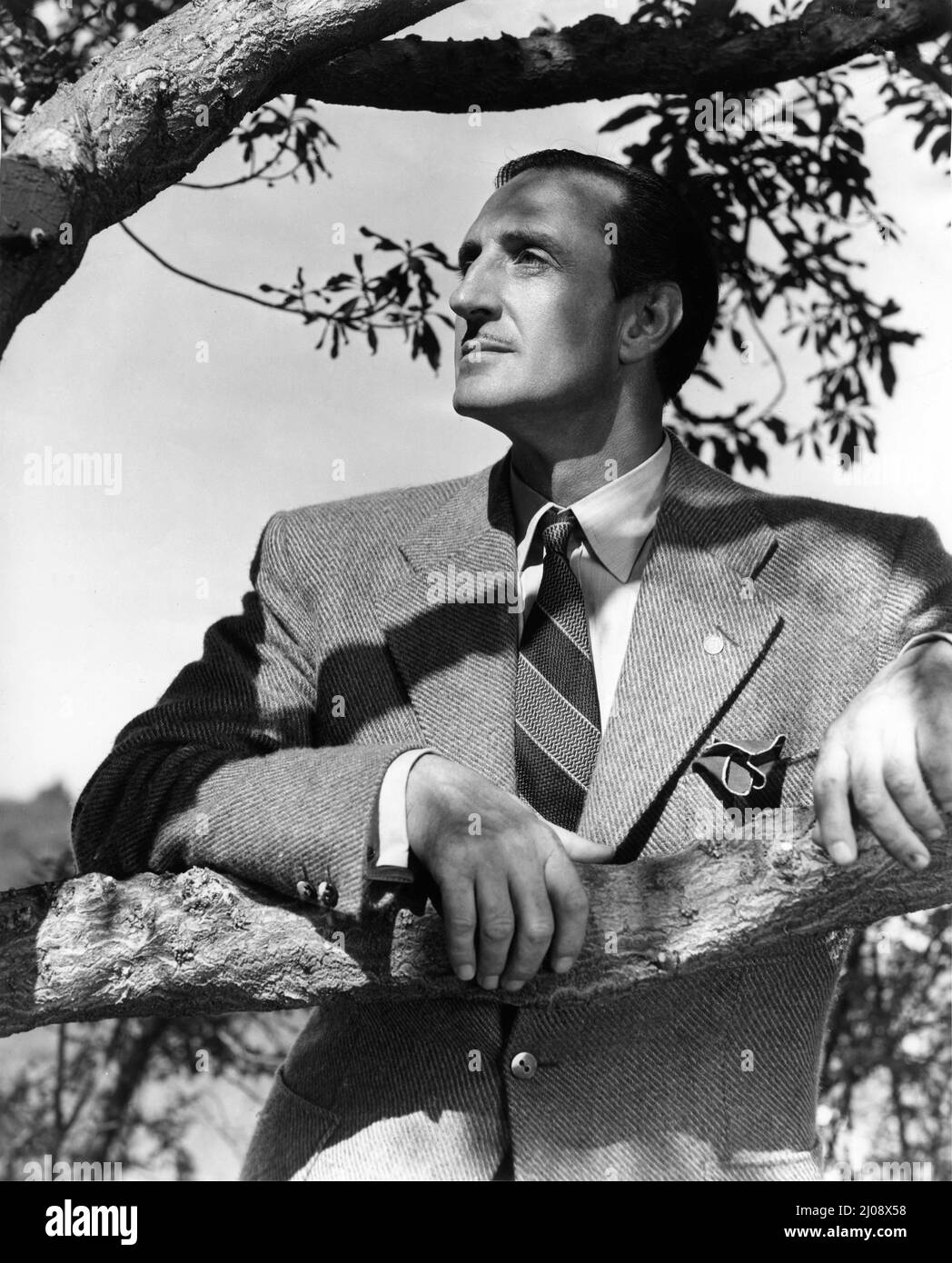 BASIL RATHBONE 1943 ritratto candid a casa pubblicità per Metro Goldwyn Mayer Foto Stock