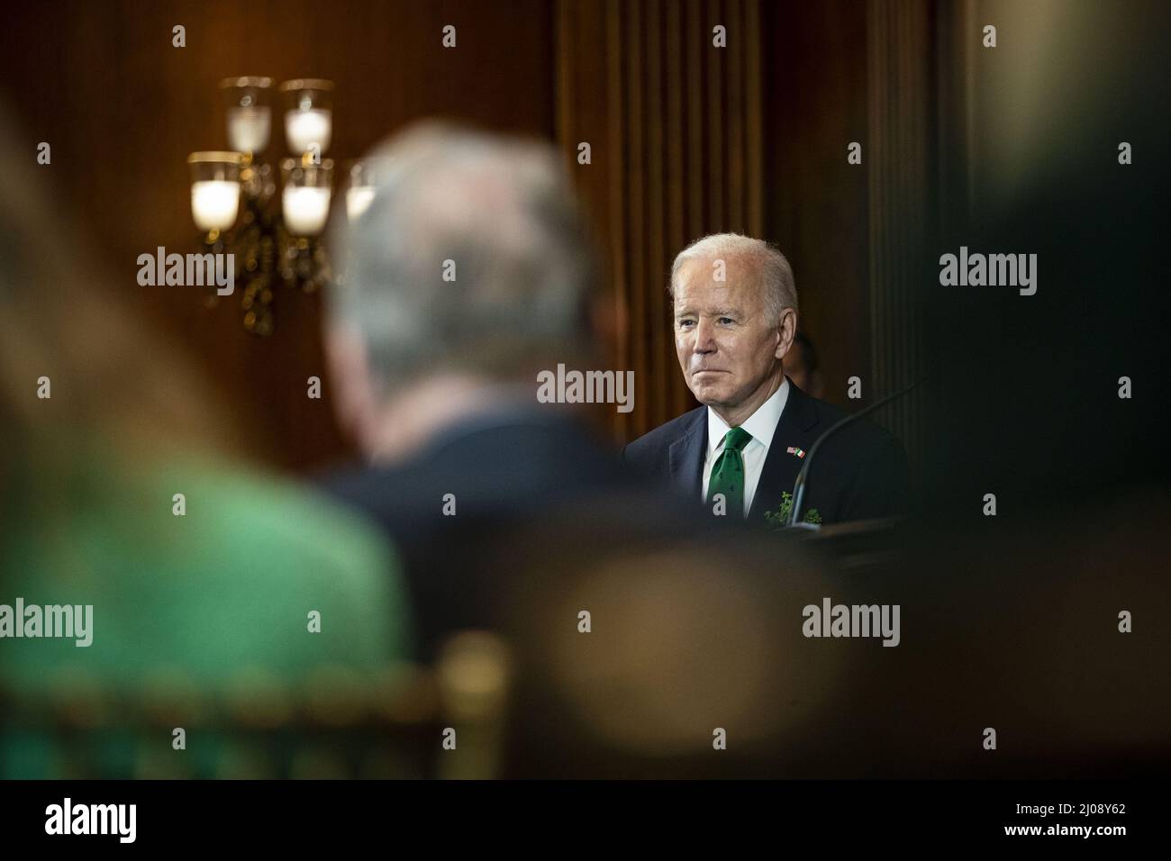Washington DC, Stati Uniti. 17th Mar 2022. Il presidente degli Stati Uniti Joe Biden ascolta durante l'annuale pranzo Friends of Ireland presso il Campidoglio degli Stati Uniti a Washington, DC giovedì 17 marzo 2022. Foto di al Drago/UPI Credit: UPI/Alamy Live News Foto Stock
