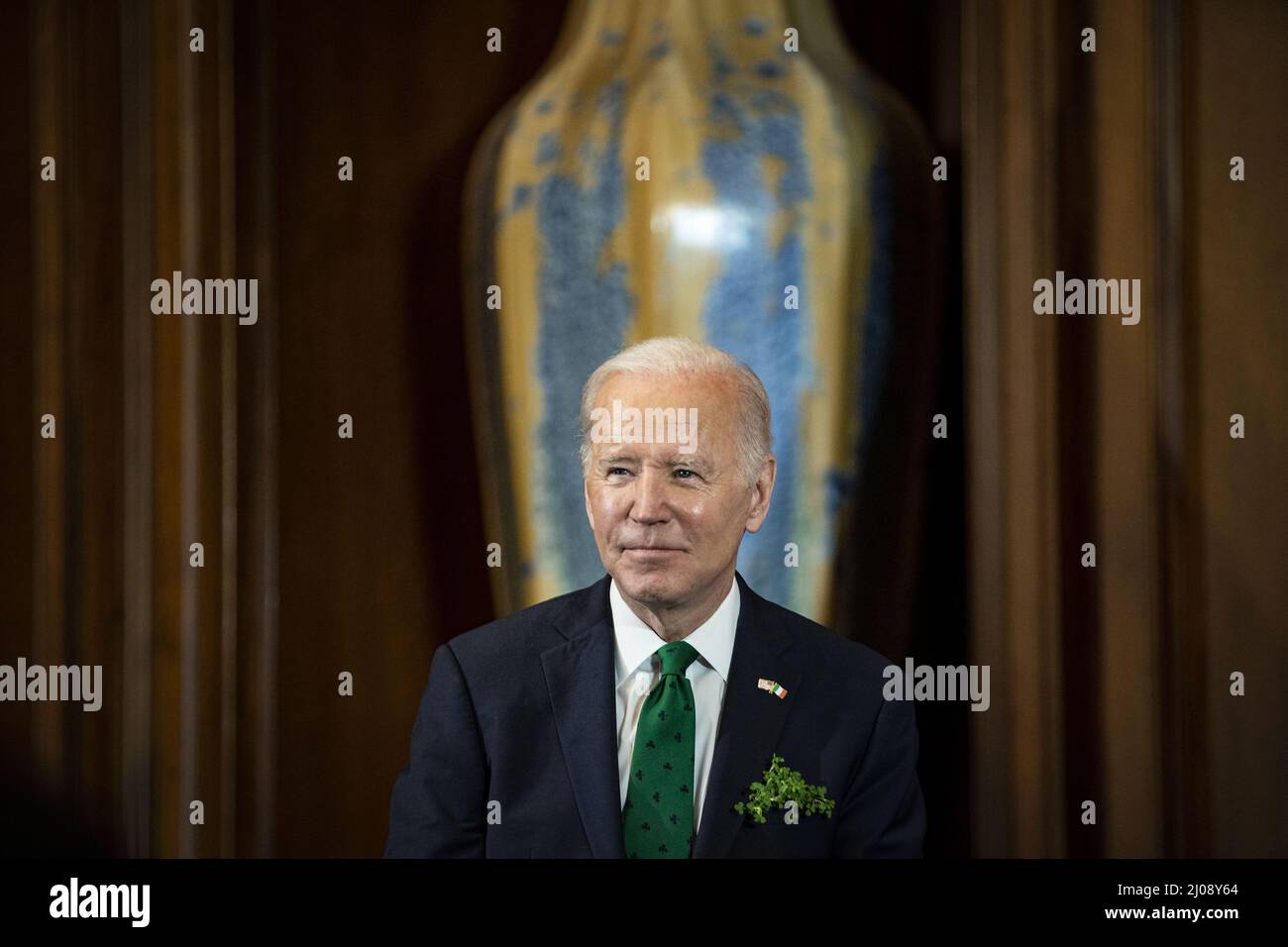 Washington DC, Stati Uniti. 17th Mar 2022. Il presidente degli Stati Uniti Joe Biden partecipa all'annuale pranzo Friends of Ireland presso il Campidoglio degli Stati Uniti a Washington, DC giovedì 17 marzo 2022. Foto di al Drago/UPI Credit: UPI/Alamy Live News Foto Stock