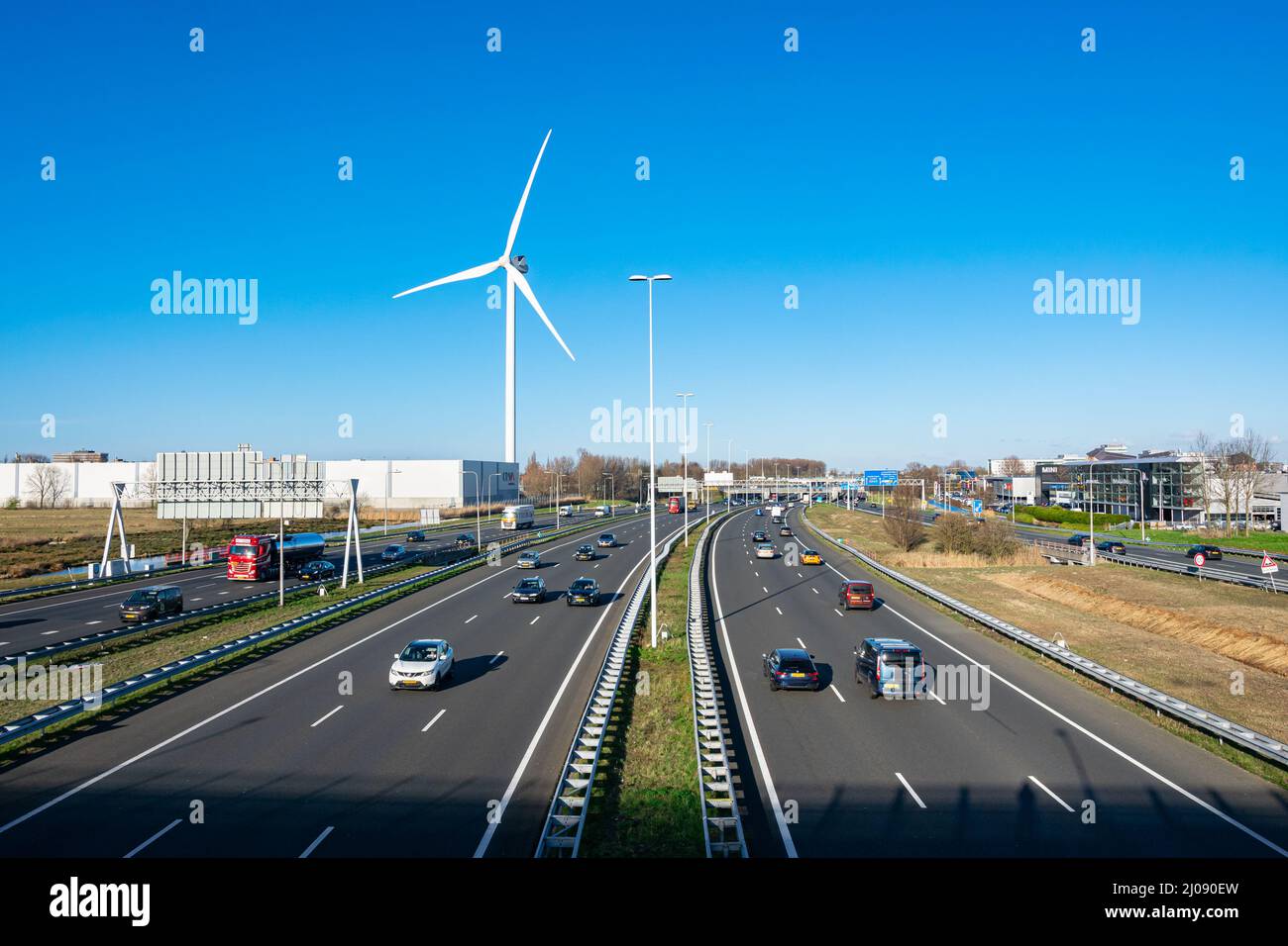 Vista sull'autostrada A4 tra le città dell'Aia e Amsterdam, una delle strade più trafficate dei Paesi Bassi. Foto Stock
